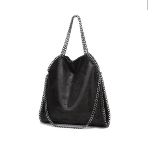 Skin väska  - Fint skick  Perfekt till skolan dator får plats Om du vill ha fler bilder hör av dig