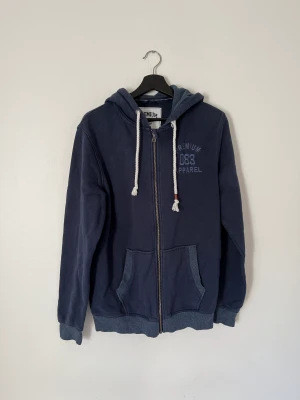 Blå zip hoodie  - Säljer nu en jätte fin blå zip hoodie i fint skick. Hoodien ör storlek M för män men passar på tjejer också! 