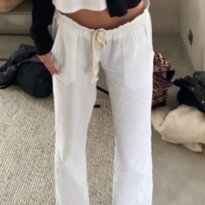 Linnebyxor - Säljer dessa sjukt snygga linnebyxor som är perfekta till sommaren. Storlek: S. Nypris: 490kr. Lånad bild (1). Skriv om du vill ha fler bilder eller om du har några frågor☺️Frakt tillkommer!! 