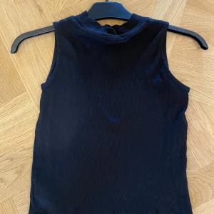 Ärmlös polo 158/164 cm - Fin ärmlös polo från Kappahl barnavdelningen 