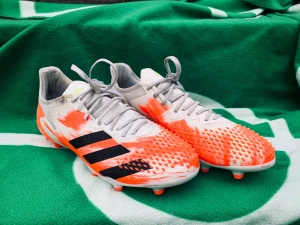 Adidas Predator - Tja! Säljer nu mina Adidas Predator skor eftersom att de är för små och bara står och skräpar. Nypris ca 1200. Inga defekter eller slitningar bara lite synligt smuts. Skick 9/10. Kom privat för fler bilder eller funderingar. Mvh Olle