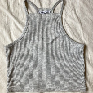 Gullig grå halter top - Kort topp från Gina tricot