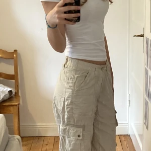 Cargo pants - Fina cargo pants från urban outfitters, köpt för 800 kr. De är ganska tunna 