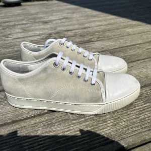 Lanvin  - Vita lanvins bra skick 9/10 Säljer då ja it använder dom så mycket dom står mest på skohyllan. Storleken är uk 8 vilket är 42-43