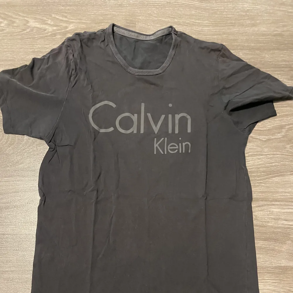 T-Shirt från Calvin Klein i färgen svart. I storlek S.  I bra skick, dock lite urtvättad. Därav det låga priset. . T-shirts.