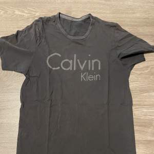 T-Shirt från Calvin Klein i färgen svart. I storlek S.  I bra skick, dock lite urtvättad. Därav det låga priset. 