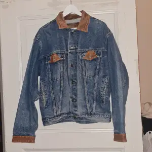 Jeans jacka med läder detaljer 