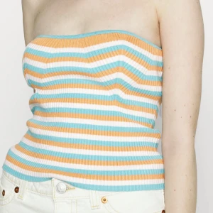 RANDIG TUBTOPP - Säljer en randig tubtopp, i storlek S. Stretchigt material 💕