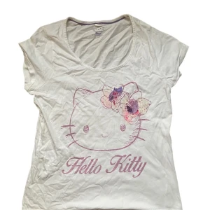 Hello Kitty t-shirt y2k - Hej fina du! Jag säljer denna y2k hellokitty tröjan för 90kr!! Om du är intresserad får du gärna höra av dig! Klicka inte på köp nu!! 💕