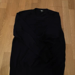 Blå Cashmere crew neck - Varan passar storlek 160, tröjan är xs men har blivit xxs (vuxenstorlek) pågrund av krympning i tvätt. Materialet är fortfarande i bra skick som ny! Hör av dig vid behov av fler bilder👍😎