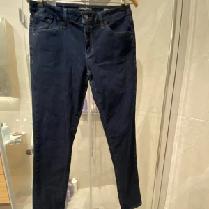Blå jeans - Jeans i fint skick utan skador.  Rak men ganska lös modell Pris kn diskuteras!
