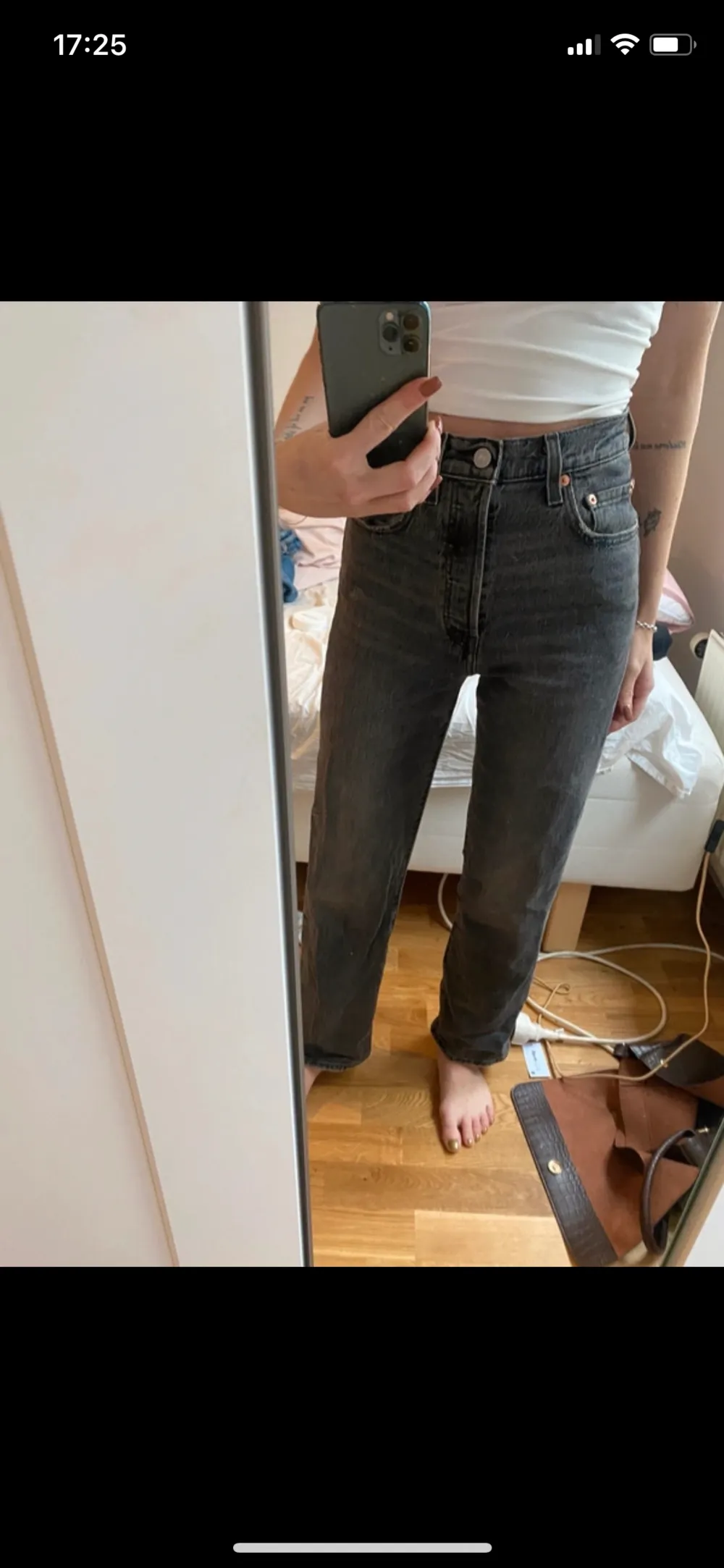 Gråa Levi’s jeans . Storlek 24 men passar även 25. Jeans & Byxor.