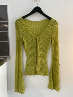 Fin grön tröja - Har använt få gånger jätte fin öppen och stängd, brukade ha på mig den med en topp under för att den e genomskinlig. Har en liten fläck som ej går att få bort (väldigt liten man kan de på den tredje bilden) så har sänkt priset💖💖