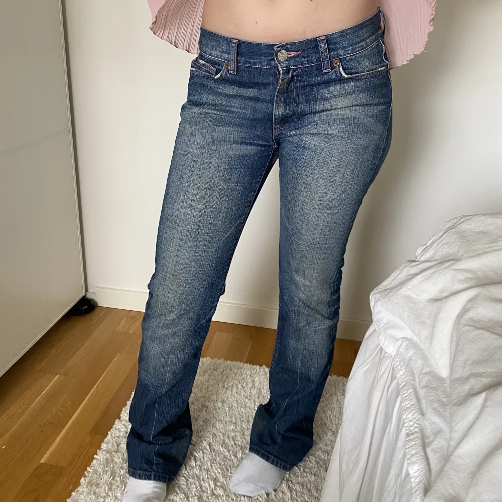 jeans från 7 for all mankind 😍😍😍det står inte vilken storlek men tjejen på bilder brukar ha 36/M i jeans, den har en liten defekt mellan benen be om bild!. Jeans & Byxor.
