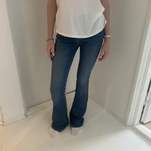 Flaire jeans 🩵 - Jätte coola med små slitningar  💗