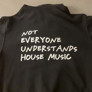Hej, säljer nu min ”Not everyone understands house music” Hoodie jag köpte direkt av Marcus Rolf och Pascali via Instagram DM. Otroligt sällsynt då den inte går att köpa längre och ett extremt fåtal exemplar gavs ut. Pris kan diskuteras vid snabb affär!