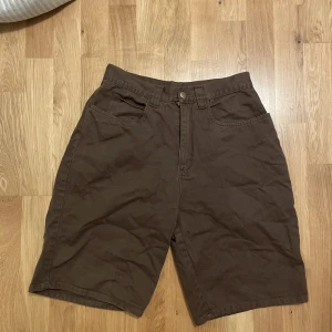 Bruna jeans shorts  - Bruna jorts sitter fint både hög och lågmidjade 