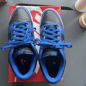Nike dunk cobalt  - Säljer mina Nike dunks pågrund av att dom är för små, skon är st 45 och är andvänt försiktigt, de e original box. Cond 8.5/10 pris 700 ny pris på hemsidor är 2000+. Skriv till mig vid mer frågor.