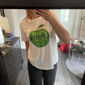 T-shirt med tryck fram från H&M. Använd ett fåtal gånger, som ny.