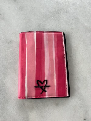 Victoria’s secret passfodral - Passfodral i nyskick från Victoria’s secret. Köparen står för frakten 💞💞