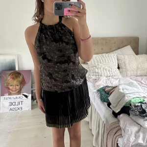 Klänning - Jättecool festklänning med camouflage och paljetter⭐️Jag brukar ha storlek 36/38 och är 170 cm lång!🤍