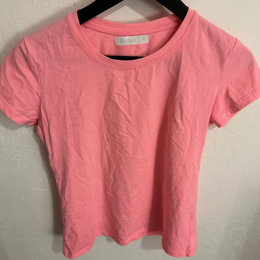 Nu säljer jag denna rosa t-shirt som aldrig är använd. Den är köpt i Italien vilket gör att i tröjan står det storlek M men den är igentligen storlek S. Tveka inte på att höra av dig!🩵. T-shirts.