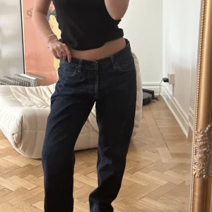 Carhartt Jeans  - Vintage Carhartt jeans i herrmodell. Mått: 31 x 32  Jag är 160cm och bär vanligtvis XS/S, dessa är baggy på mig! ⭐️