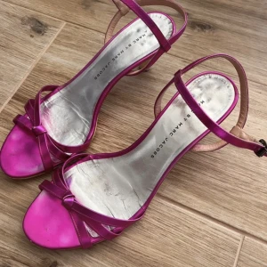 Klack  - Jättegulliga rosa marc jacobs klackar! Jag har storlek 38/39⭐️ ge prisförslag 🤍