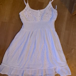 Vit sommarklänning  - Skriv för fler bilder🥰jätteskön och somrig men kommer inte till användning 