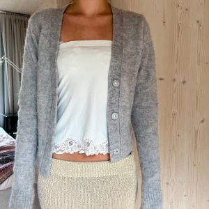 Stickad kofta  - Så snygg stickad kofta med knappar framtill som passar till alla outfits! Varm och skön 💕 storlek XS från &other stories