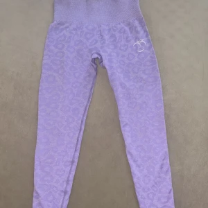 Peach tränings tights  - Använda 2 gånger. Så snygga  Formar och framhäver 