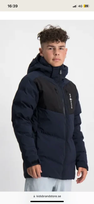 Sail racing parka strl 150 - Parka i mkt fint skick La upp en bild på den blåa modellen men den jag har är den svarta Säljes i affärer för ca 1800kr mitt pris 600kr Djur och rökfri hem 