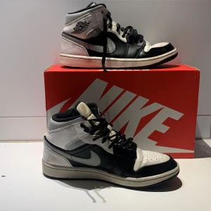 Jordan 1 mid wolf grey/black-white - Jag har haft dom här skorna i tre år nu men kände att dom inte passade mig längre storleken är 43, priset kan vi diskutera om för jag säljer dom inte för jätte mycket pga att dom är ganska slitna