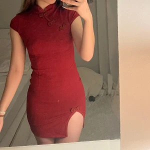 klänning i kinesisk stil - mörkröd klänning i kinesisk stil superstretchigt material  köpt i Singapore  använd en gång och i fint skick  skriv om du har frågor⭐️