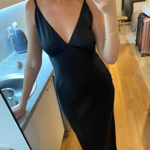 Balklänning - Svart satinklänning från Love Triangle  Storlek M (jag är vanligtvis S och den passar mig)