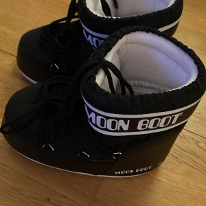Moonboots svarta 39/41 - Säljer mina fina moonboots pga för stora! Använda en gång, så i toppenskick! Orginalförpackningen följer med. 