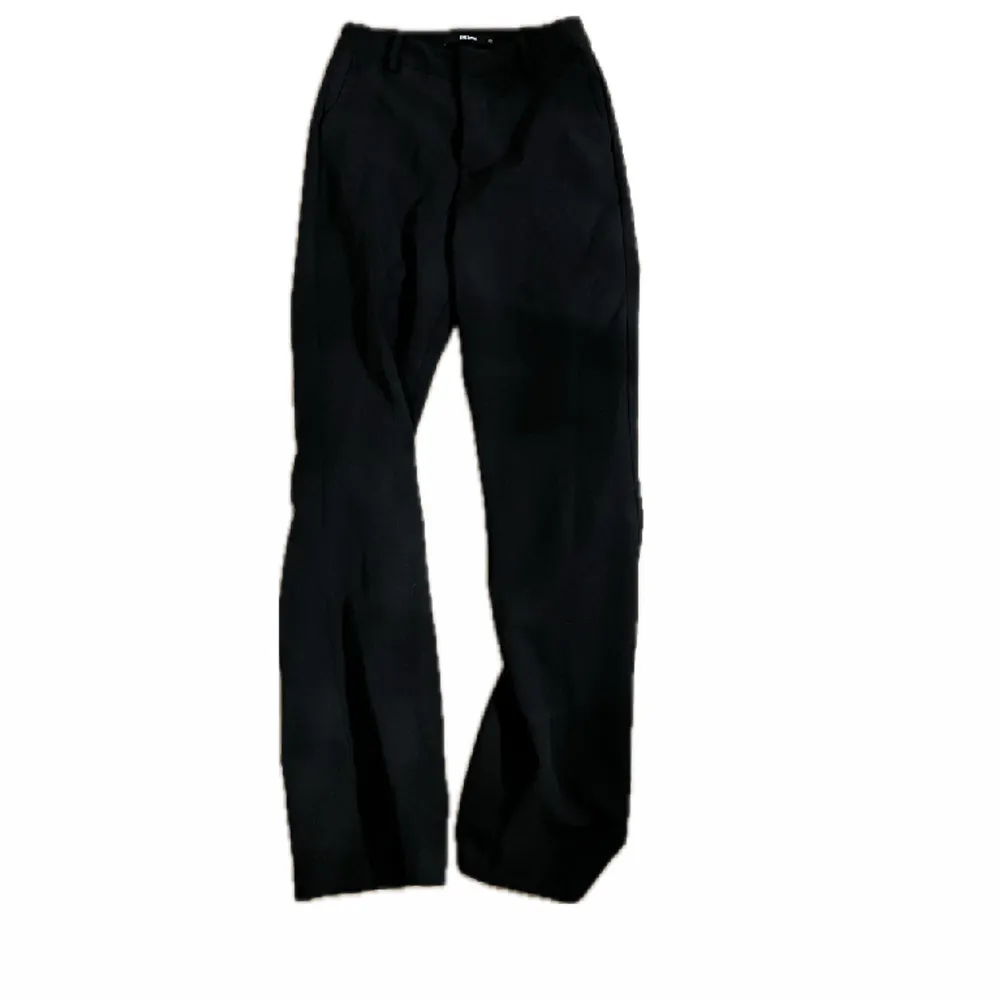 Svarta raka kostymbyxor från bikbok, storlek 36🖤 Jag är 169cm lång! . Jeans & Byxor.