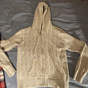 Stickad hoodie brandy melville - Fin stickad hoodie från brandy Melville. Bra skick. Använda gärna köp nu!💕