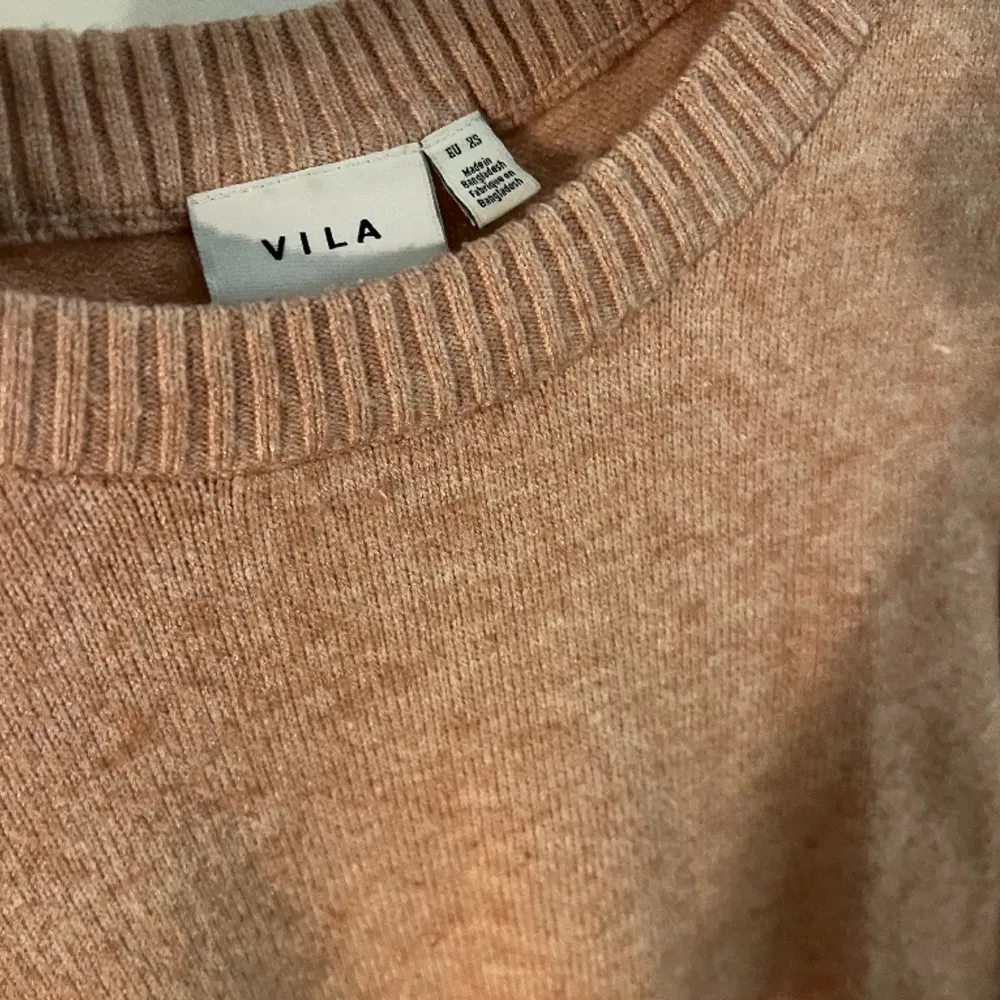 Rosa supermysig o fin tröja från vila som jag säljer eftersom jag tröttnat🩷 Den är knappt nopprig o i väldigt fint skick<3 Färgen är som första bilden. Storlek är XS så den sitter lite ’tajtare’ på de som är S🩷. Stickat.