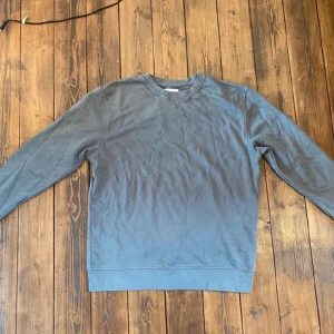 Grå Lindbergh tröja - Knappt använd alls, i utmärkt skick och normal för sin storlek.