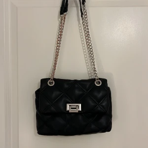 axelremsväska  - så fin axelremsväska 🖤