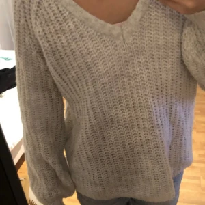 Stickad - En jätteskön stickad tröja i storlek M i väldigt bra skick, skönt material och oanvänd