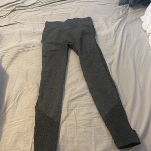 Tränings byxor Svarta S - Ingen användning någon gång, formar rumpan bra! Svarta sköna tränings tights😍