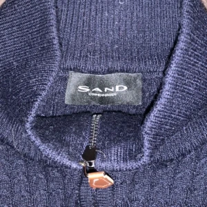 Sand half zip  - Köpt i Köpenhamn för 1600kr  Säljer den då jag inte använder längre 