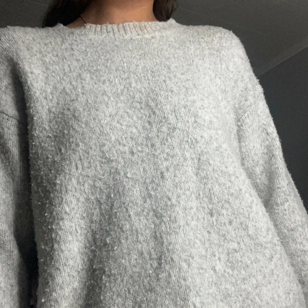 Stickad ljusgrå tröja från zara, storlek M men passar som S/M😭. Tröjor & Koftor.