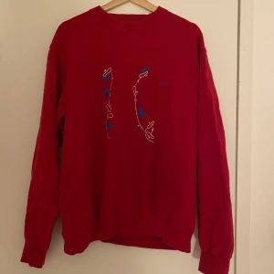 Röd tjocktröja med motov - Säljer en supermysig röd tjocktröja med motiv