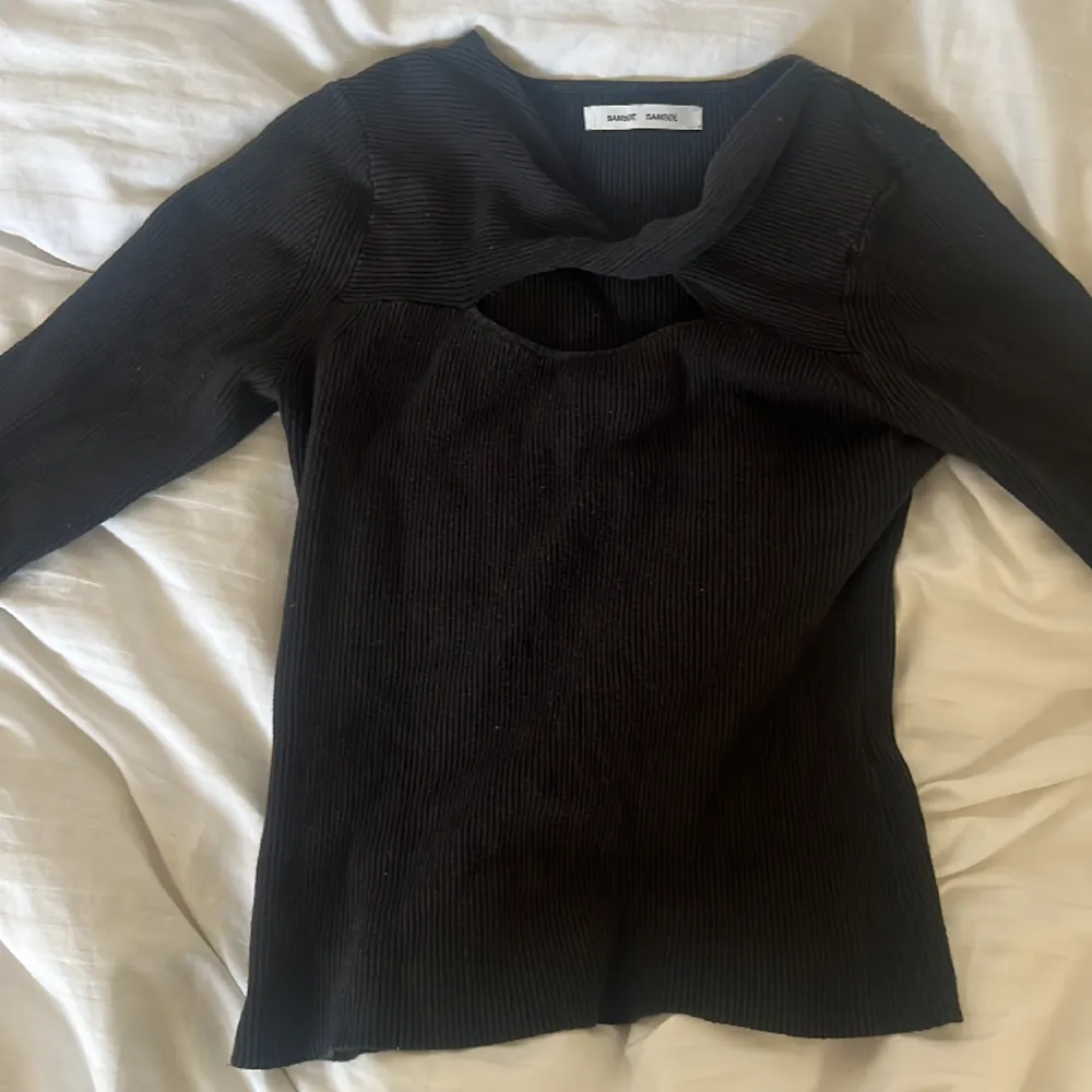 Snygg svart tröja med en öppning över bröstet🖤. Tröjor & Koftor.