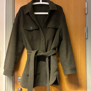 Jacka från & Other Stories - Grön ulljacka från &Stories. Sparsamt använd. 