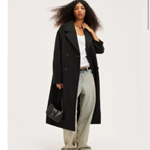 Monki kappa - Inte exakt samma kappa som första bilden men tror modellen är väldigt lik! Väl använd men den är i fint skick. En av knapparna på indiskan saknas, kan skcika bild i chatten!Kan skicka bättre bilder! 63% ull så den är supervarm och går att ha hela vintern!