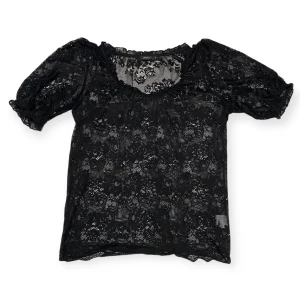 Svart spetstopp - Jättesnygg svart spetstopp. Bra skick. Verkligen söt.